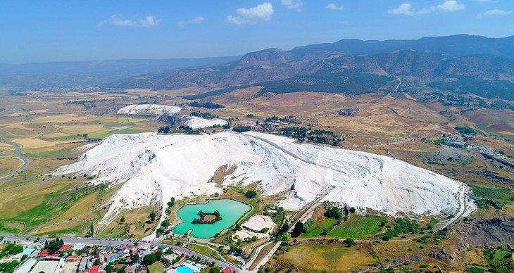 Vista aerea delle terrazze di travertino a Pamukkale
