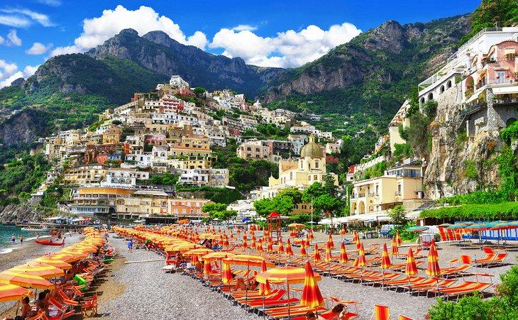 Una spiaggia fiancheggiata da ombrelloni a Positano