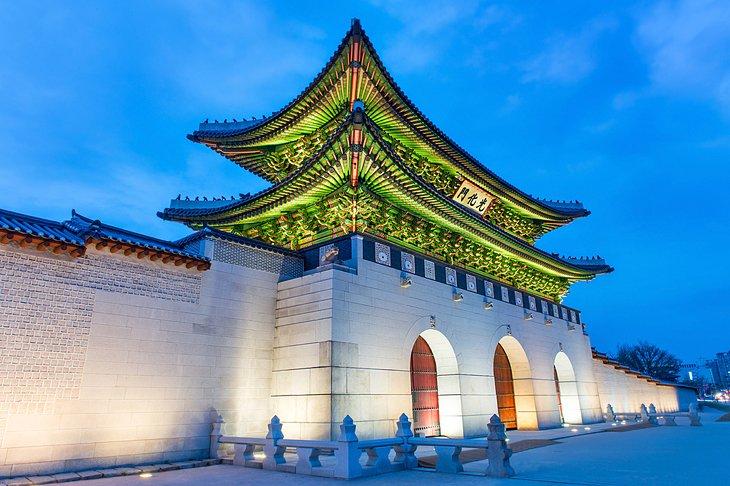 Porta Gwanghwamun di notte