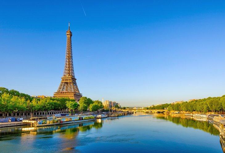 La Torre Eiffel e La Senna all'alba
