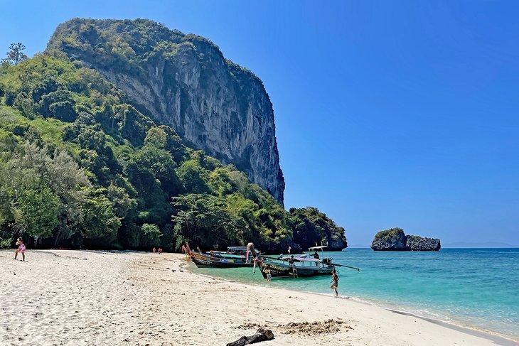 Barche sulla spiaggia di Koh Poda