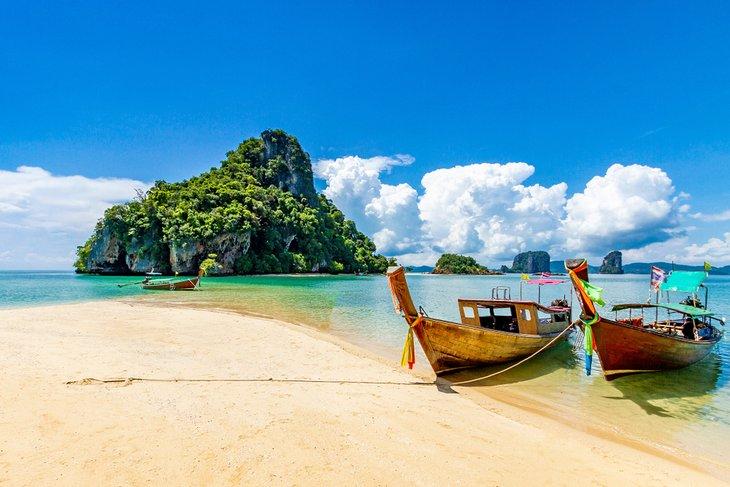 Longtail boat sulla spiaggia di Koh Pak Bia