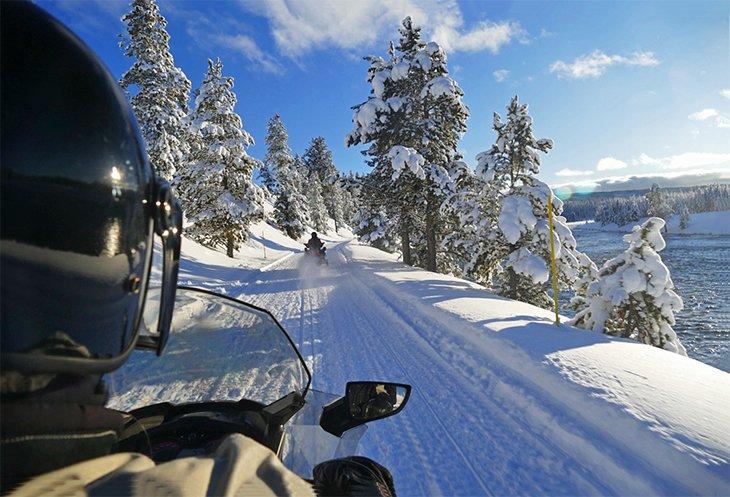 Snowmobiling nel Parco Nazionale di Yellowstone